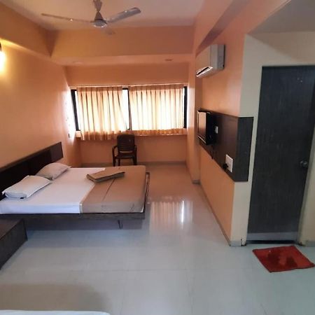 Sugandha Lodge Solapur Extérieur photo