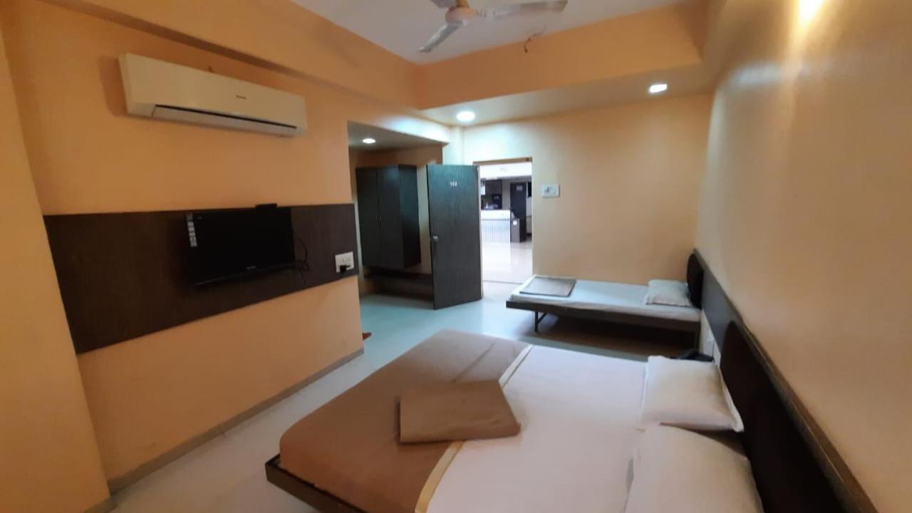 Sugandha Lodge Solapur Extérieur photo