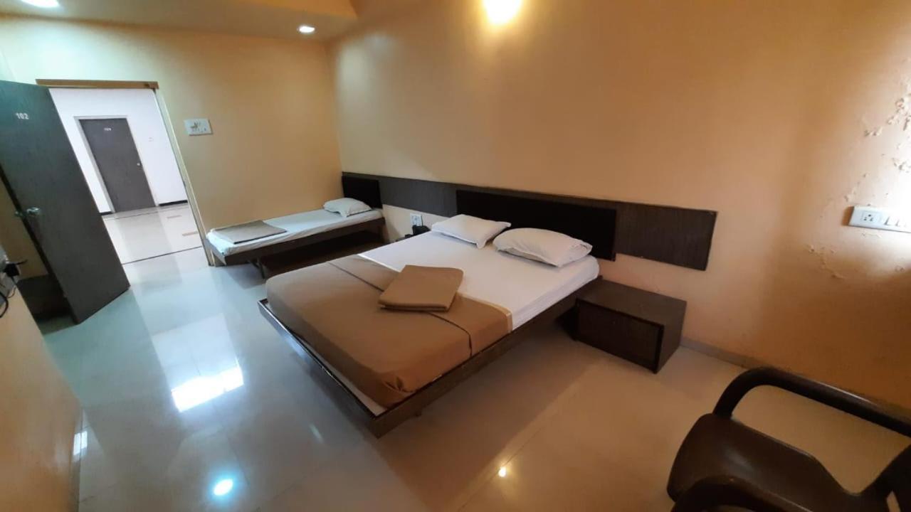 Sugandha Lodge Solapur Extérieur photo