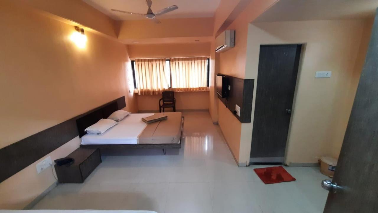 Sugandha Lodge Solapur Extérieur photo