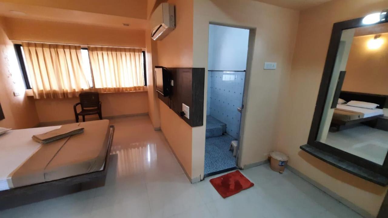 Sugandha Lodge Solapur Extérieur photo