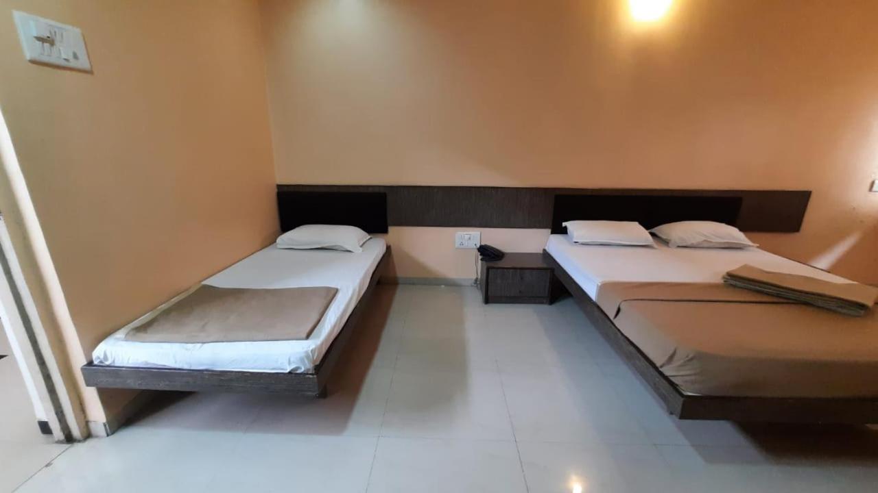 Sugandha Lodge Solapur Extérieur photo