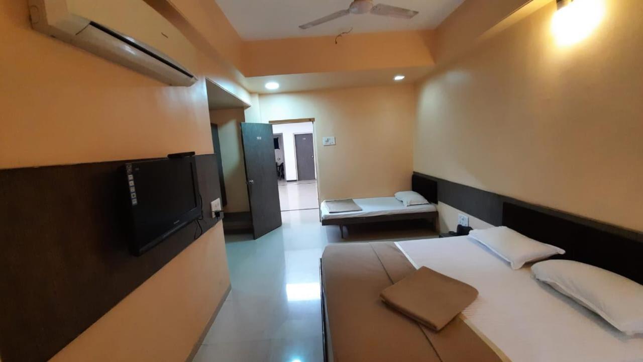 Sugandha Lodge Solapur Extérieur photo