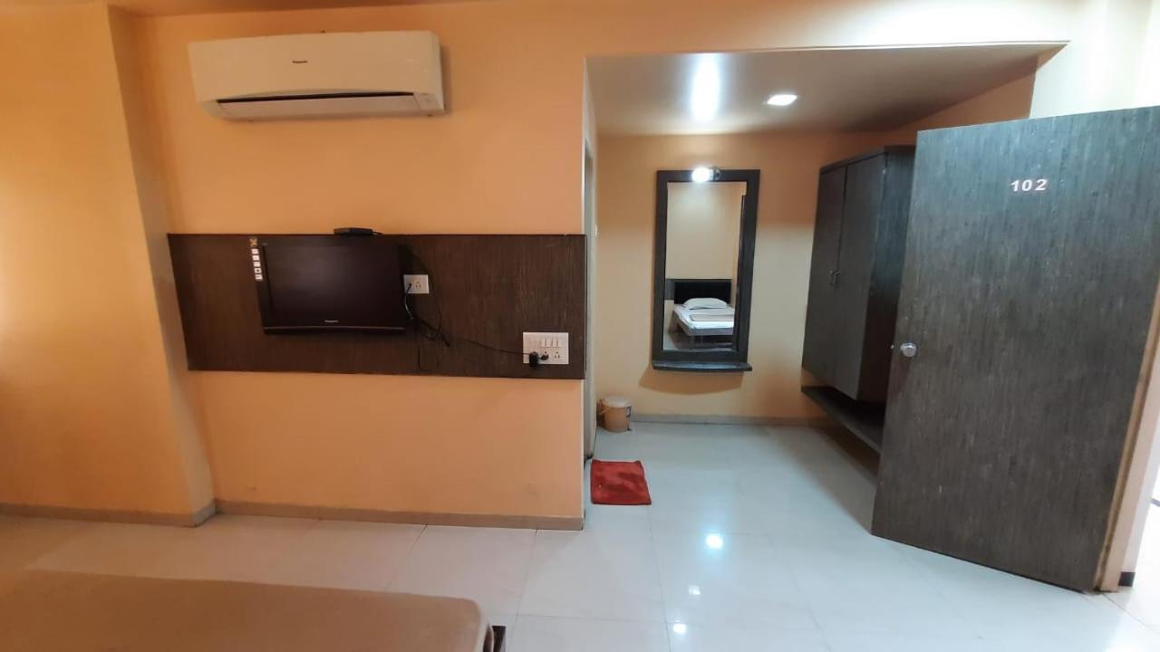 Sugandha Lodge Solapur Extérieur photo