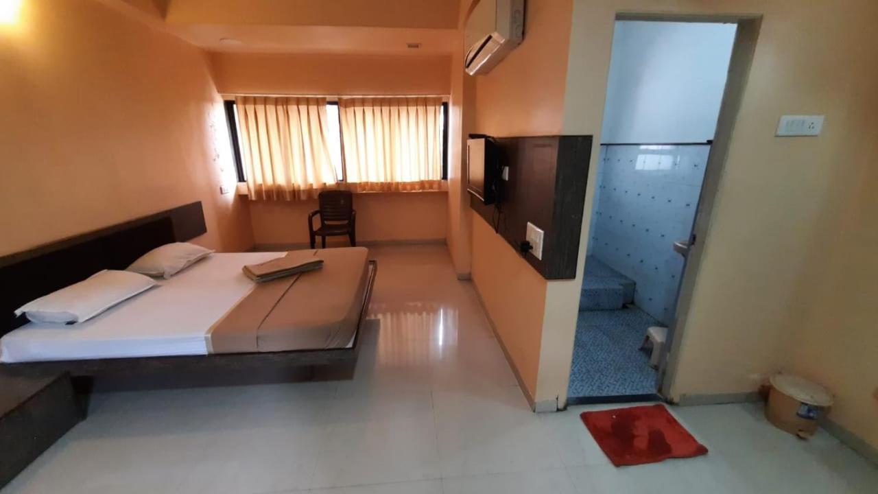 Sugandha Lodge Solapur Extérieur photo