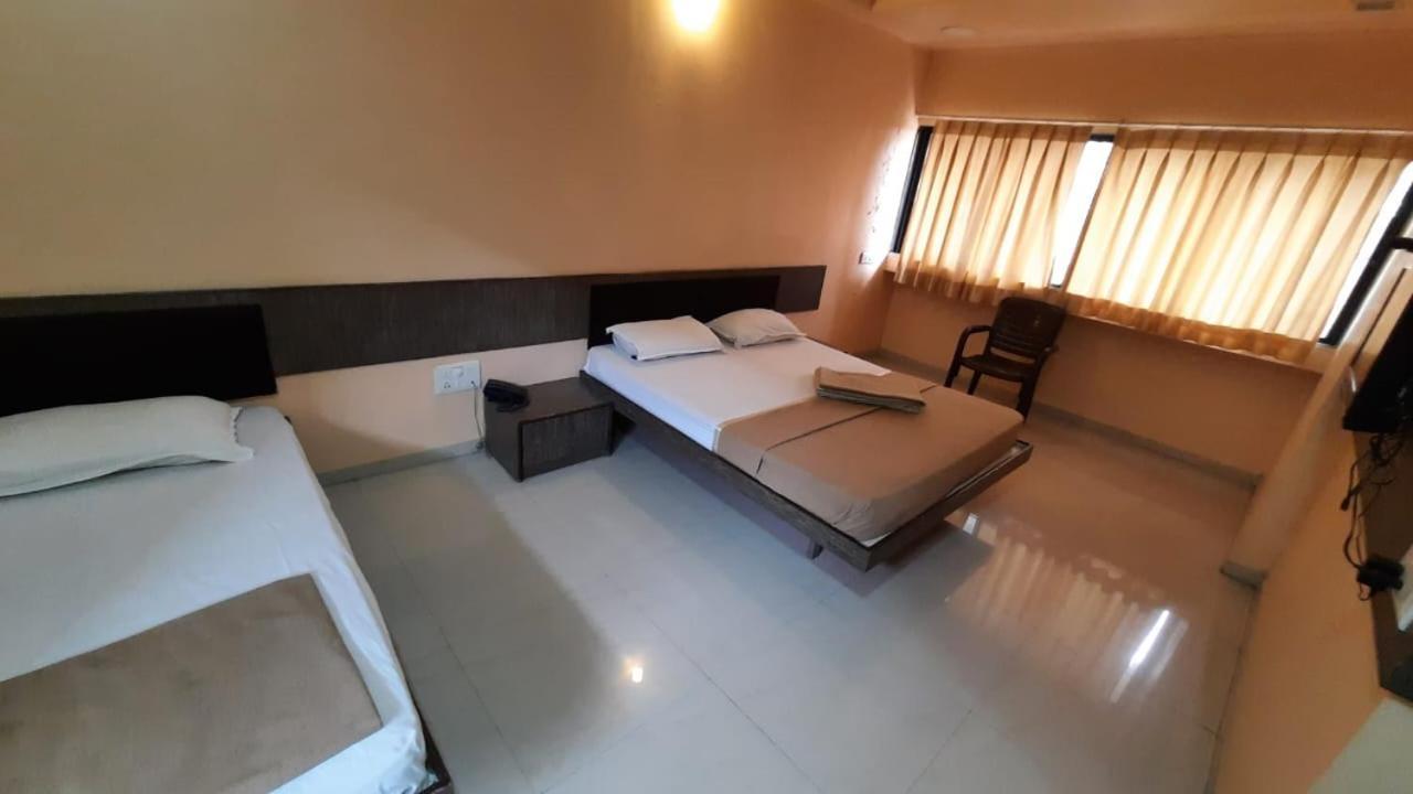 Sugandha Lodge Solapur Extérieur photo